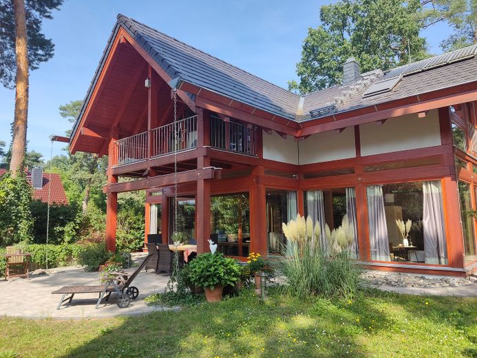 Lichtdurchflutete, energieeffiziente Villa aus Holz, Glas und Stein – Südseite