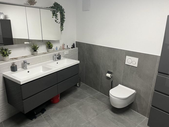 Exklusive 4-Zimmer-Gartenwohnung im Neubau mit großzügigem Garten, Einbauküche & E-Auto-Stellplatz – Foto 14