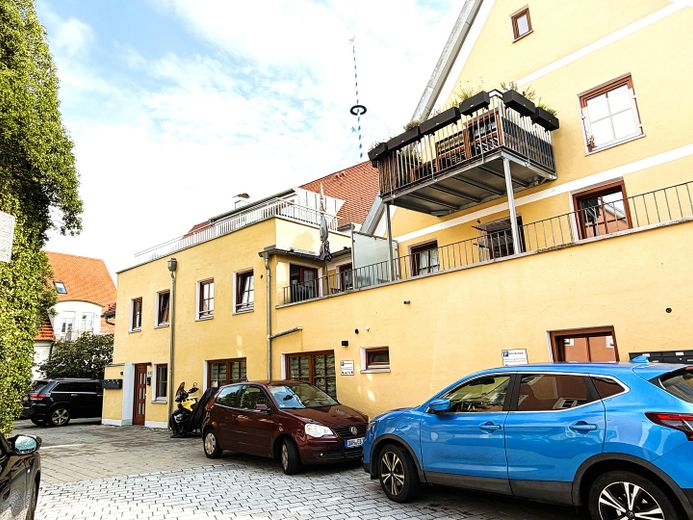 Rarità storica sulla piazza del mercato: appartamento di 3 locali completamente ristrutturato con accogliente balcone – Gebäude Ansicht Innenhof