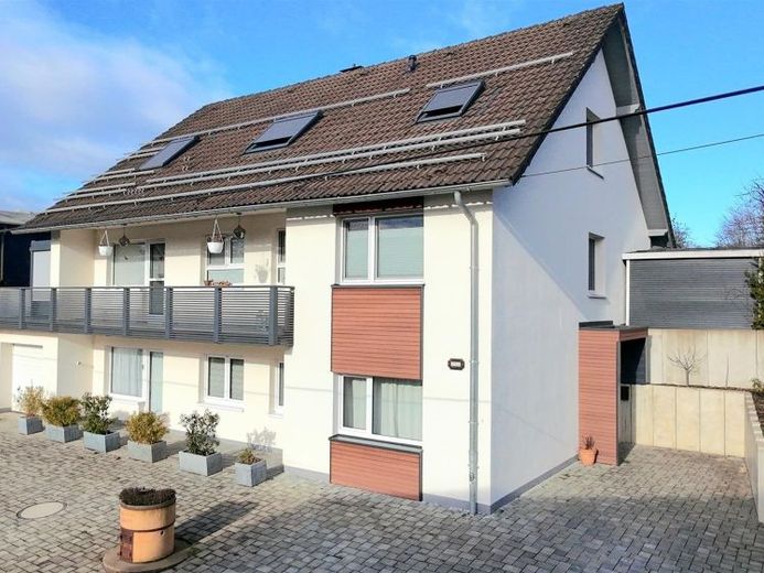Großzügig, modernisiert, renditestark: Haus mit Einliegerwohnung und großem Grundstück – Foto 1