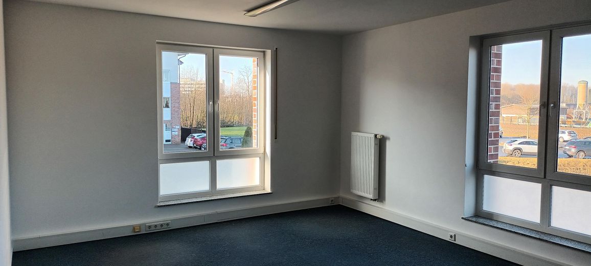 Helle Büro-/Praxisräume in verkehrsgünstiger Lage – Chefbüro