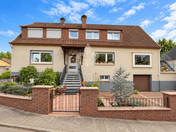Großzügiges Familienhaus mit Garten, Sauna & Doppelgarage in ruhiger Lage – Foto 1