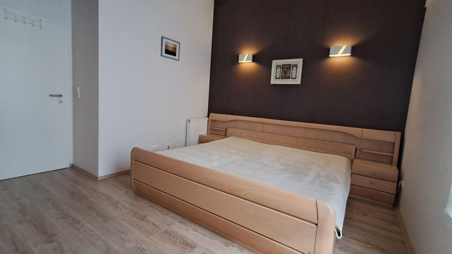 БЕЗ МАКЛЕРА Середній рядний будинок у GE-Resse, 82 м², з гаражем, KfW-70 – Schlafzimmer