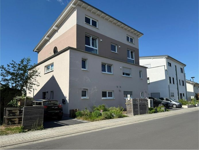Raum zum Entfalten: Haus in Friedberg mit 120 Quadratmetern – Frontansicht, linke Seite