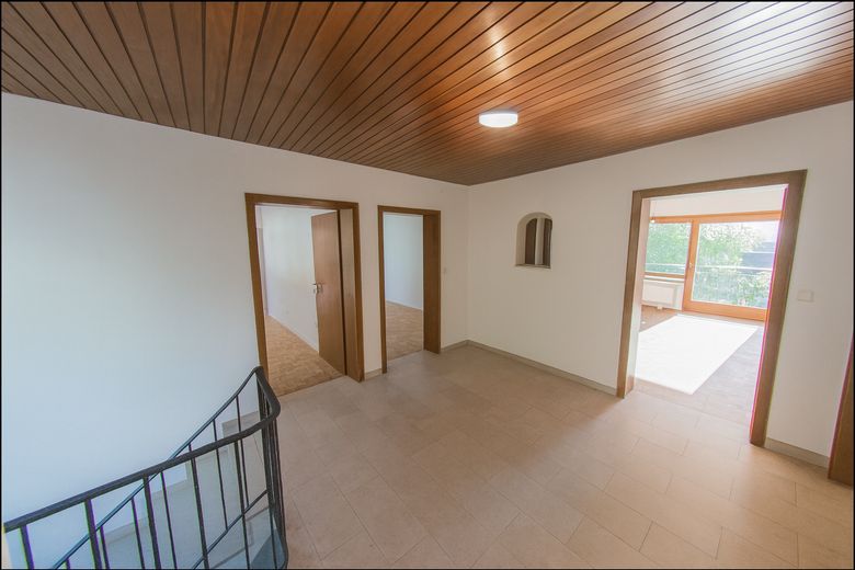 Wohnen wie im eigenen Haus: 6,5-Zi.-Maisonette, 195 m² mit Weitblick, ruhige Waldrandlage in Leimen – Diele
