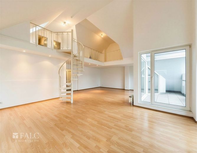Licht, Raum und Galerie: Stilvolle Maisonette-Wohnung mit Westbalkon! – Wohnzimmer