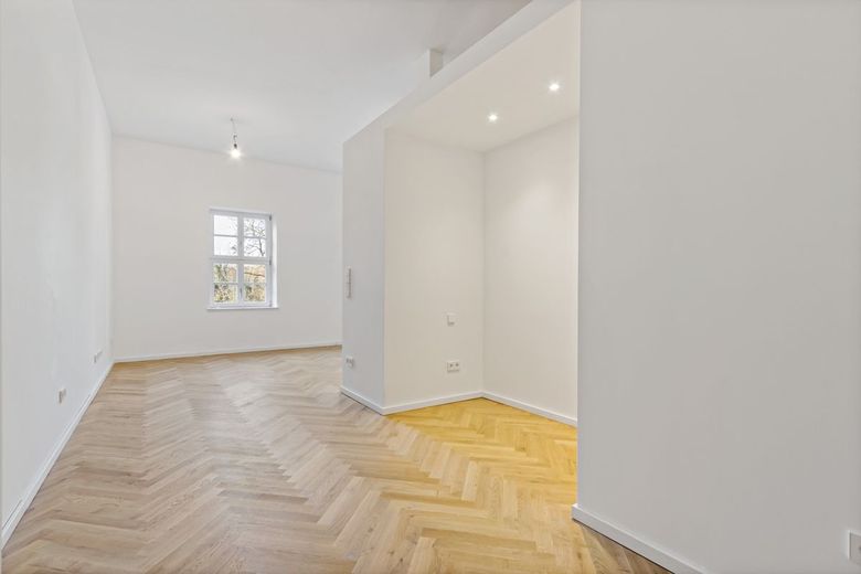 Wohnen mit Charme: Exklusive 1,5-Zimmer-Wohnung im Denkmal - nur wenige Schritte zur Saale! – Schlafzimmer