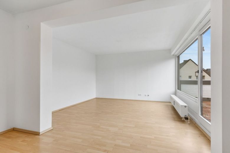 Modernisierte 3-Zimmer-Wohnung mit Tiefgaragenstellplatz in
bester Lage von HH-Meiendorf – Wohnzimmer