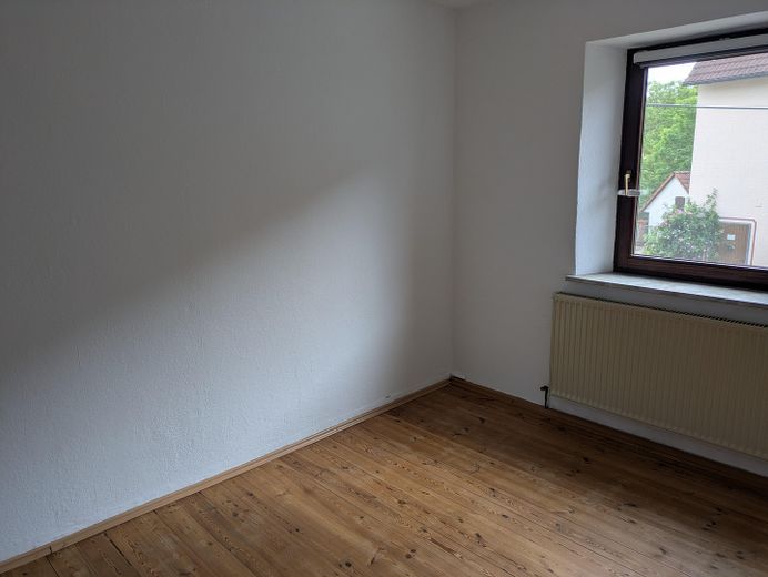 Schöne 4 Zimmer Wohnung mit Balkon und Garten – Zimmer mit Holzboden