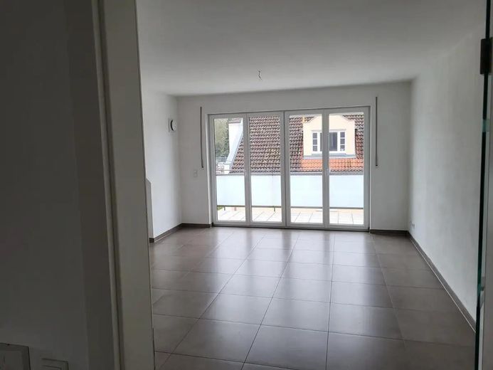 High-quality and as-new 2-room top-floor apartment with fitted kitchen – Foto 1