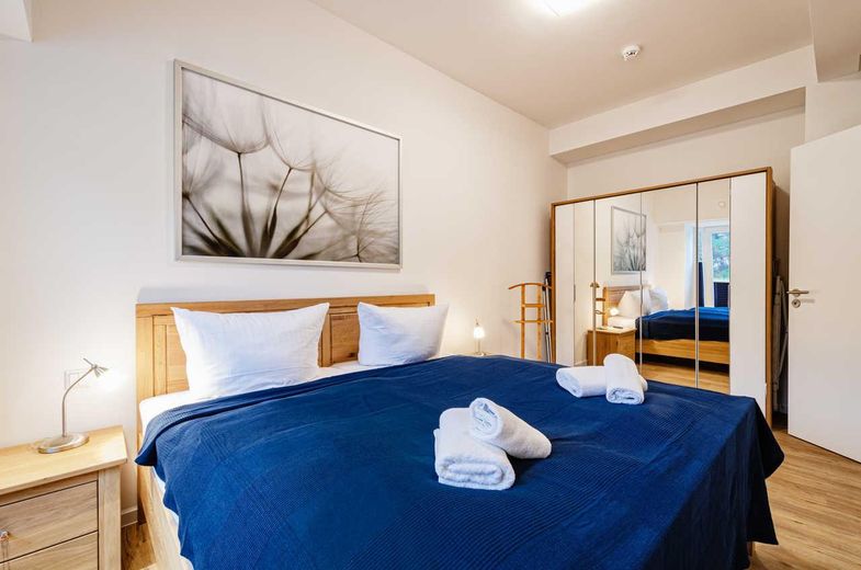 Modernisierte Ferienwohnung in Prora, 100 m zur Ostsee, zwei Terrassen -provisionsfrei- – Schlafzimmer m. Kleiderschrank