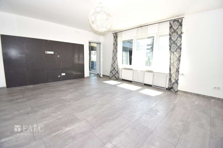 Reserviert! Modernisiertes Dreifamilienhaus mit großem Grundstück und Wintergarten – Wohnzimmer EG