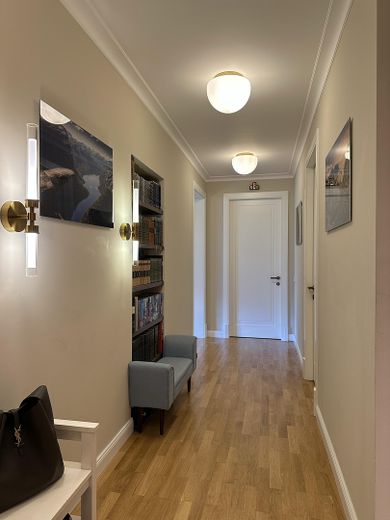 Saniert & bezugsfrei in Westend: 130 m², 2 Balkone, 2 Bäder, Stellplatz – provisionsfrei – Flur