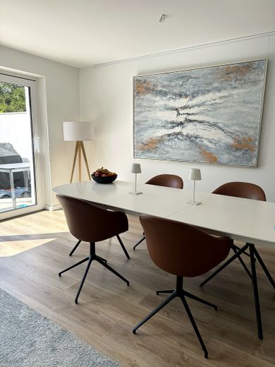 Energetisch kernsaniertes, modernes Reihenmittelhaus (KfW 55) mit Garten, Terrasse & Garage – Wohn- Esszimmer