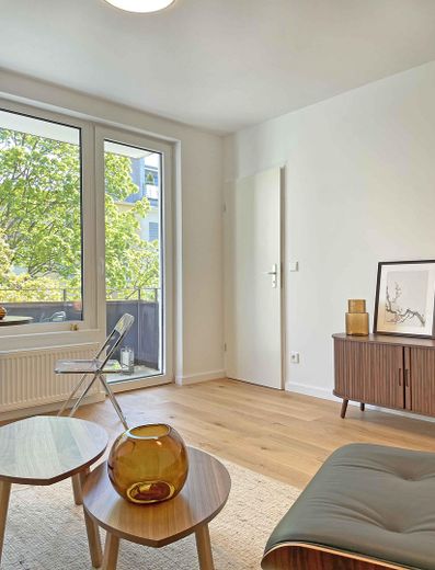 Zamieszkaj przy Ludwigkirchplatz: pierwszy najem z balkonem, bez prowizji – Wohnzimmer