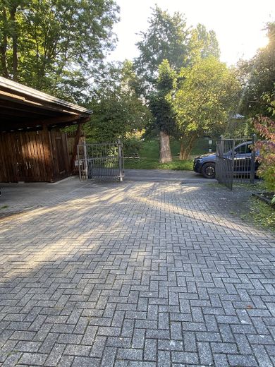 Geschützter Carport-Stellplatz in zentraler Lage nahe Saaleauen – Einfahrt