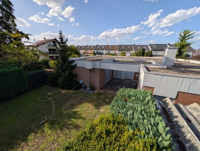 Bungalow de arquitecto con piscina cubierta en Limburgerhof – Blick vom Carport nach Norden