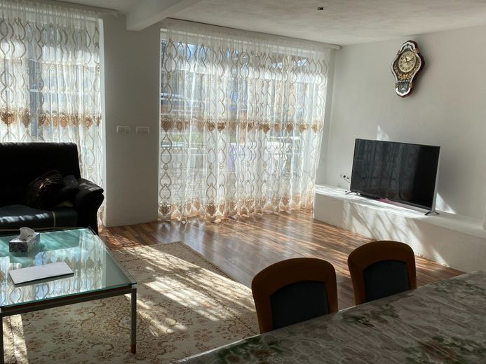Viel Platz auch für 2 Familien in freistehenden Haus in guter Lage – Wohnzimmer