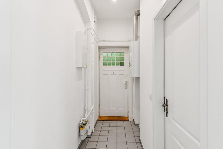 Helle 1-Zimmer-Wohnung, 2026 renoviert, sofort bezugsfrei in Berlin-Neukölln – Diele mit Wohnungstür