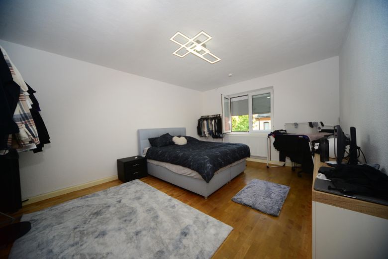 2 Zimmer Wohnung m. Echtholz Parkett EBK, ideal für Single oder Paar. 4. OG rechts – Schlafzimmer