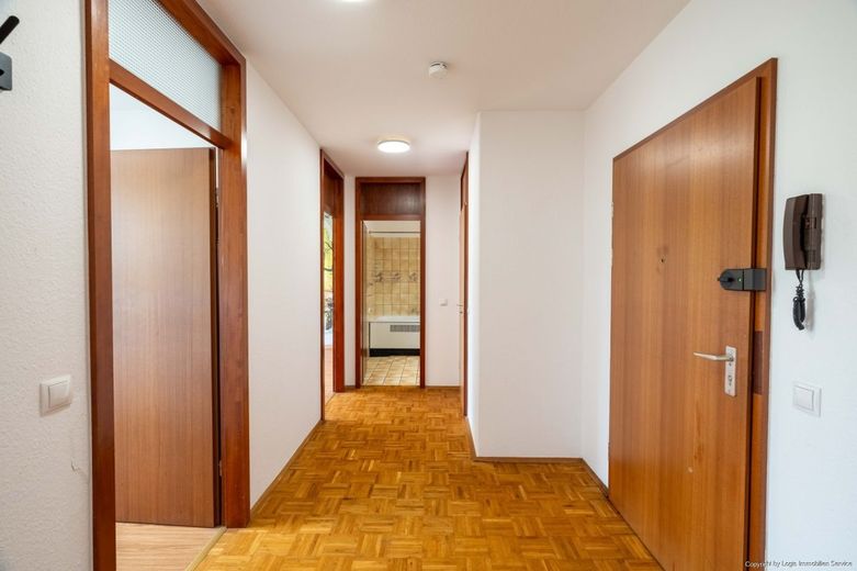 Bezugsfreie 2-Zimmer-Eigentumswohnung mit Sonnenloggia, Aufzug &amp; Tiefgarage – Diele