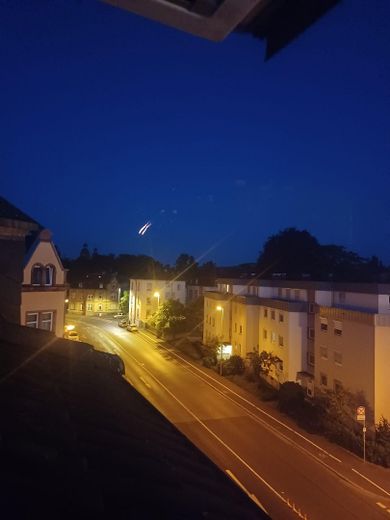 Appartement mansardé central de 3 pièces (env. 83 m²) avec climatisation et emplacement de stationnement – Blick aus dem Fenster 1