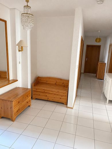 Senza commissioni: appartamento di 3 locali con ampio balcone esposto a sud, cantina e posto auto – Diele mit Blick durch die Wohn