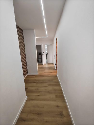 Hochwertig kernsanierte 3-Zimmer-Wohnung mit Loggia und Stellplatz in Nürnberg-Zabo – Flur