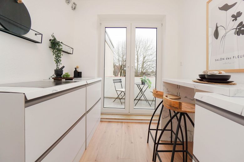 Küche mit Balkonzugang