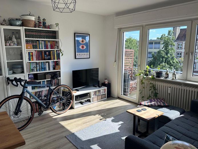 Helle 2ZKB Wohnung in zentraler Lage zu vermieten – Wohnzimmer
