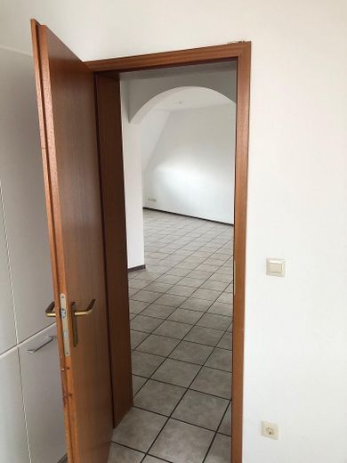 Blick aus Küche in Wohbereich