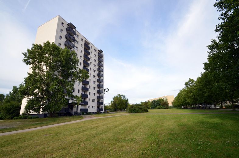 Schau bei uns vorbei: Helles modernes 3 Zimmer Apartment mit top Aussicht über Halle – Haus
