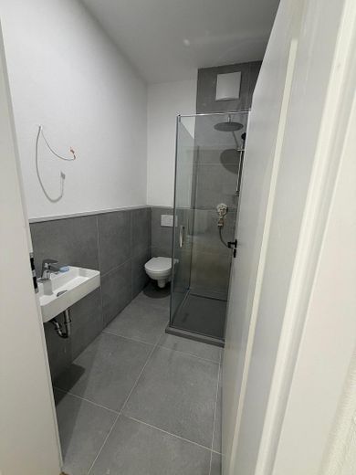 Erstbezug nach Kernsanierung! 5-Schlafzimmer-Wohnung in zentraler Lage von Pforzheim-Brötzingen – Kleines Bad