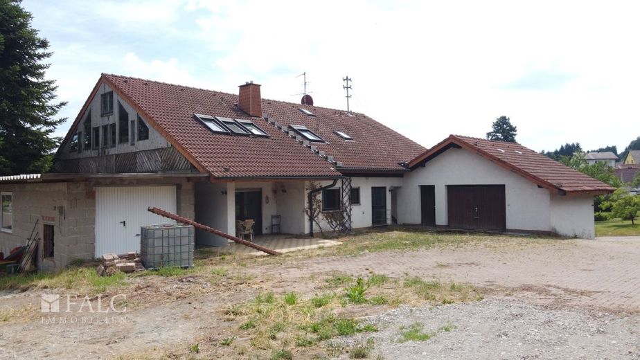 Sanierungsbedürftiges Mehrfamilienhaus in Laudenberg – Hof