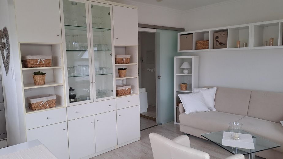 Von privat - 1ZI-Appartement Timmendorfer Strand in Top Lage – Wohnbereich mit Schrank