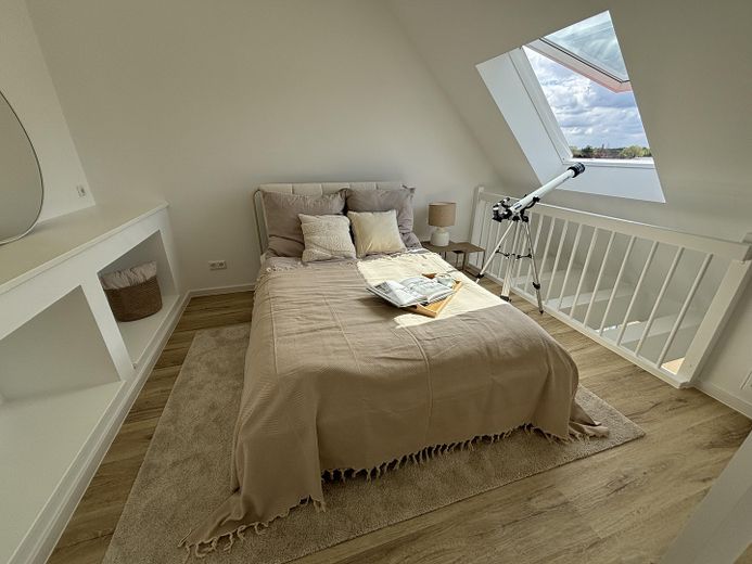 Vollmöblierte 2,5-Zimmer-Maisonette mit Tageslichtbad & Kellerraum - Neubau 2024 in Köln Mülheim! – Schlafzimmer