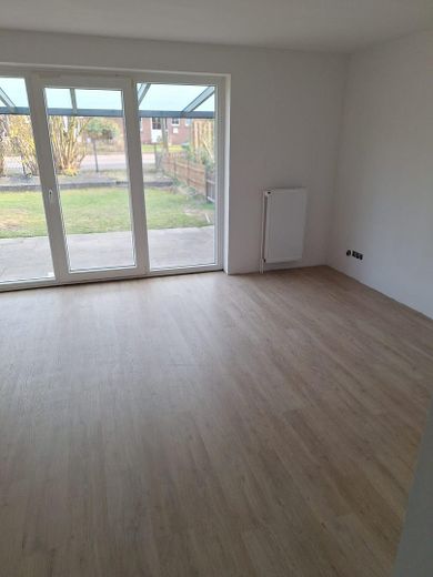 Exklusives Reihenendhaus – Erstbezug nach aufwendiger Sanierung mit PV-Anlage & sonnigem Garten – Wohnzimmer