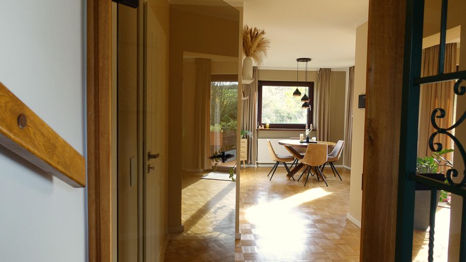 Provisionsfrei: Feldrand-Idylle trifft Smart Home – Vollklima, PV & sehr niedrige Energiekosten – Treppenhaus