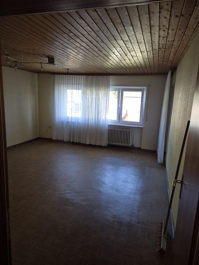 Einfamilienhaus mit Einliegerwohnung, Wintergarten, Garage und Gartenparadies auf 708 m2 – Wohnzimmer EG