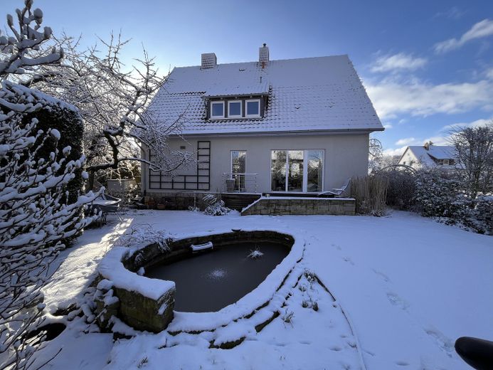 Von Privat: Ein Haus zum Wohlfühlen – Rückansicht im Winter