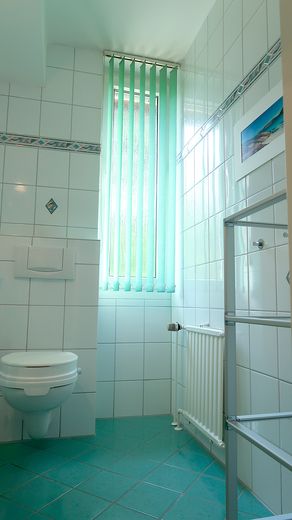 Platz für neue Geschichten - Charmantes Reiheneckhaus mit sonnigem Garten – Gäste-WC im EG