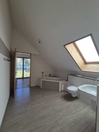 Ökologisches Holzhaus im Hegau: Ein einzigartiger Rückzugsort für Ihre Familie! – Badezimmer mit Duschwanne