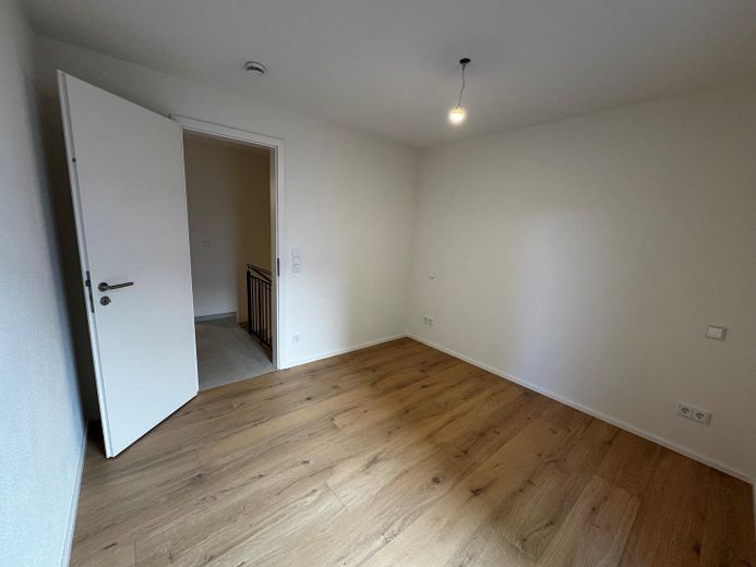 ERSTBEZUG - 2-Zi. Whg. mit Süd-West Terrasse + Garten, FBH, interner Keller, elektr. Rolläden – 03_Schlafzimmer