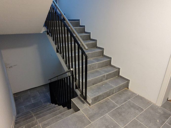 **PREMIÈRE OCCUPATION exclusive** Appartement moderne de 3 pièces au rez-de-chaussée avec BALCON dans un écrin de verdure – Treppenhaus