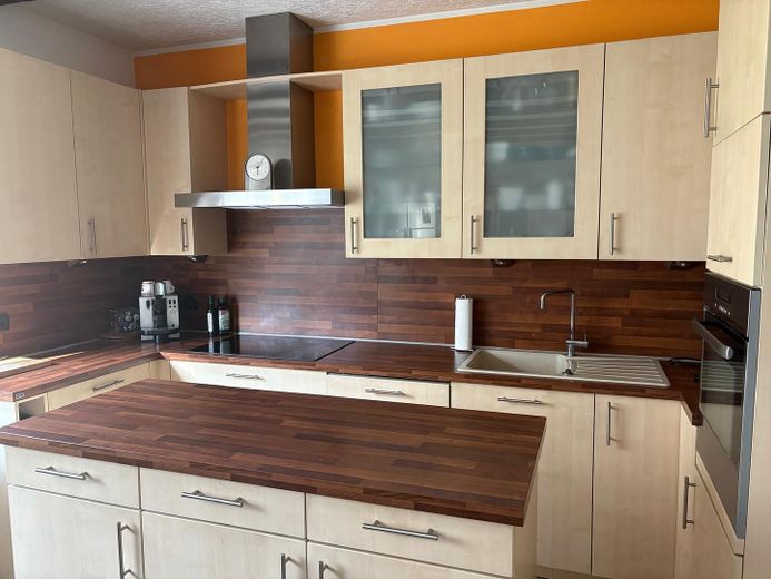 192 m²’lik geniş aile evi – modernize edilmiş, 7 oda, 3 banyo ve B enerji sınıfı – Alno Küche