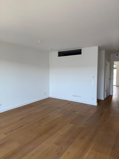شقة 4 غرف خالية من العوائق في الطابق الأخير مع شرفة ومرآب تحت الأرض مع Wallbox – Wohnzimmer 