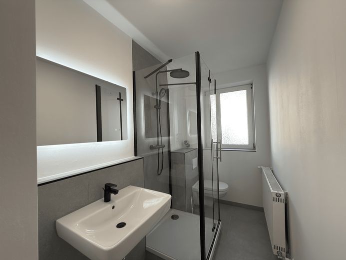 Modernisierte 2-Zimmer Wohnung mit Balkon im begehrten Rheingauviertel Wiesbaden – Badezimmer