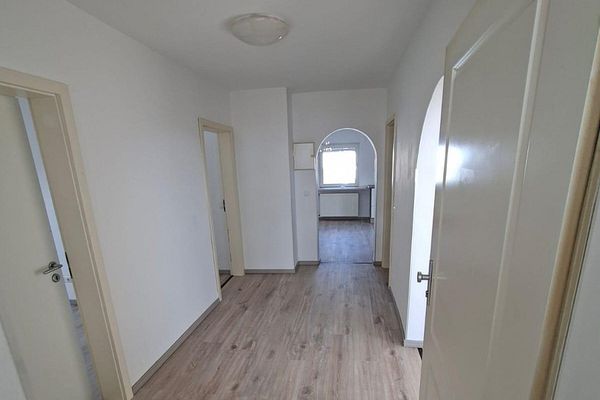 Renovierte 3-Zimmer-Dachgeschosswohnung mit Einbauküche in Erlensee – ab sofort verfügbar