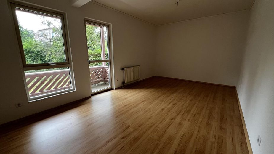 Ruhige 2-Zimmer Wohnung in grüner Lage mit 2 Terrassen – Zimmer 1