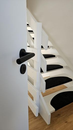 Neuwertiges Reihenmittelhaus, Fußbodenheizung, eigenem Garten & Garage – Treppe ins OG